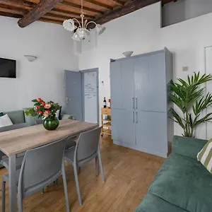 https://moro-apartment-one.it-tuscanyhotel.com